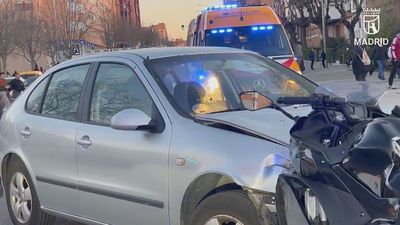 Grave accidente en San Blas: un motorista de 35 años, herido muy grave tras chocar frontalmente contra un coche