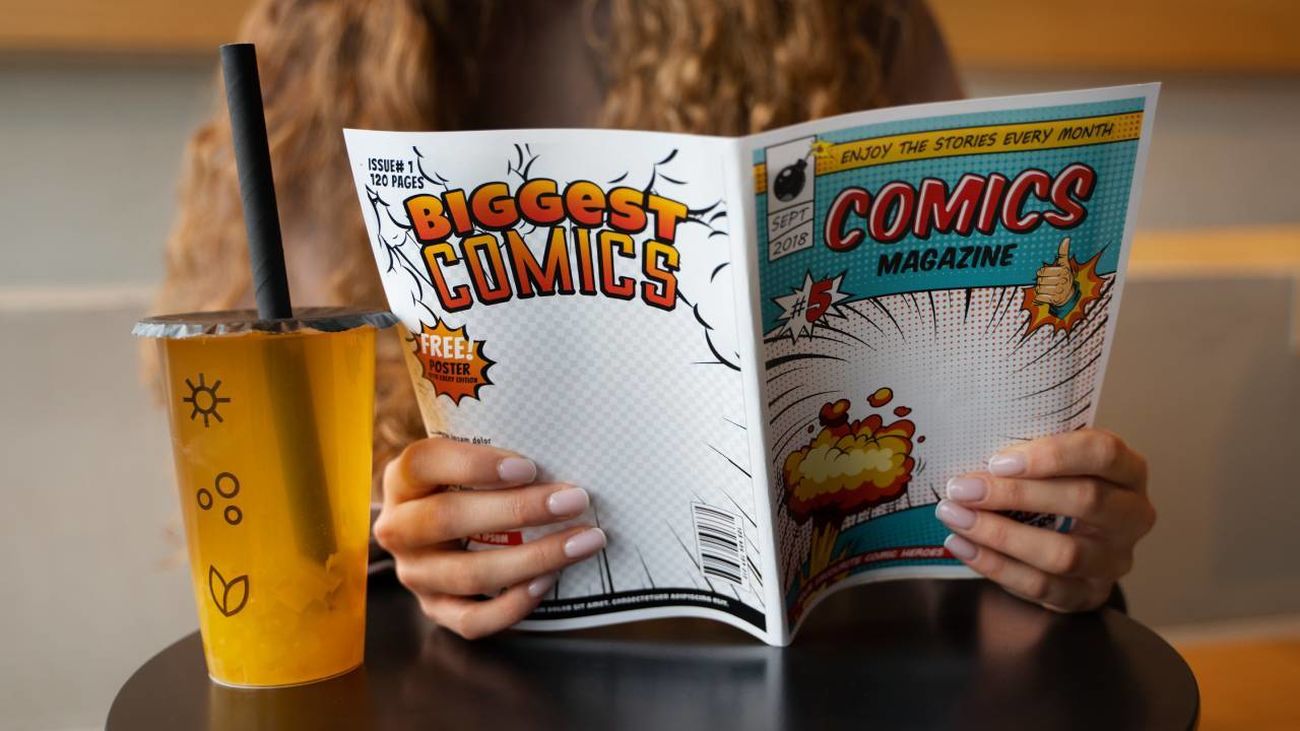 Mujer leyendo un cómic