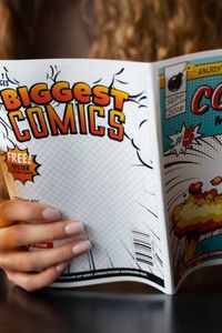 Mujer leyendo un cómic