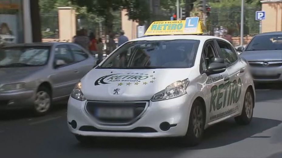 La escalada del precio del combustible amenaza a las autoescuelas: ¿subirán las tarifas de las clases?