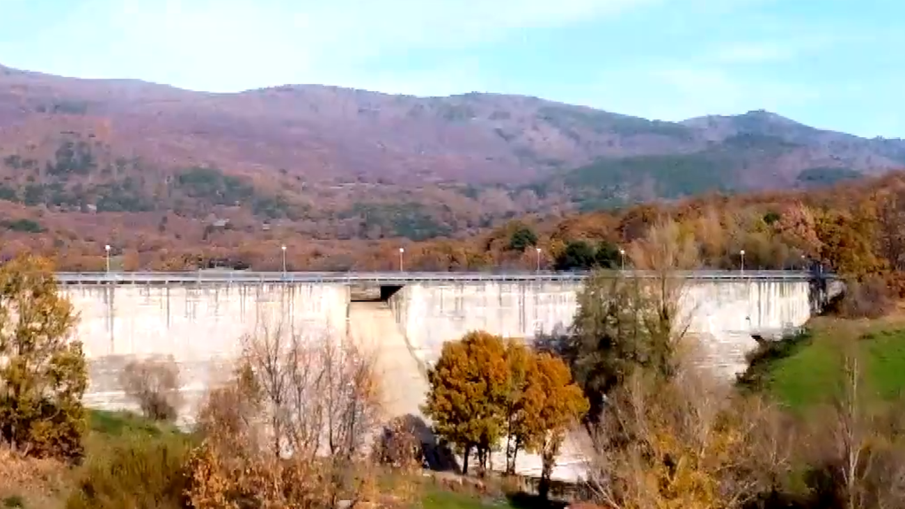 Muro de la presa de Los Morales, en Rozas de Puerto Real