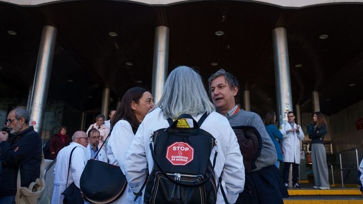 Los médicos protestan frente al Ramón y Cajal y sin avances en el diálogo con Sanidad