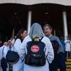 Los médicos protestan frente al Ramón y Cajal y sin avances en el diálogo con Sanidad