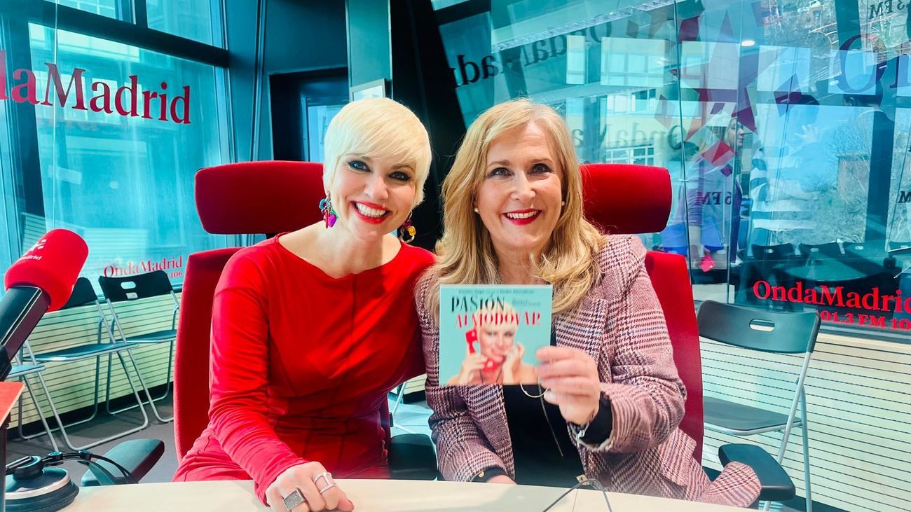 Pasión Vega y Nieves Herrero en los estudios de Onda Madrid