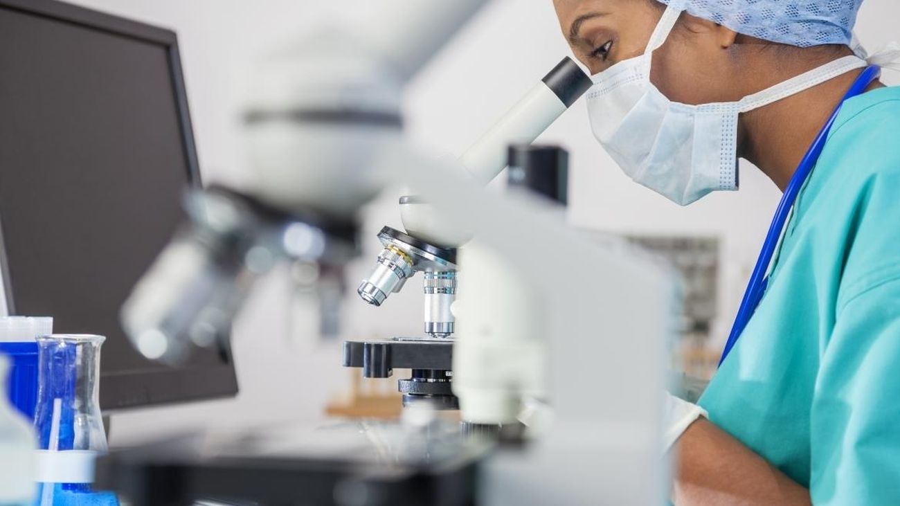 Imagen de archivo de una investigadora observando por el microscopio