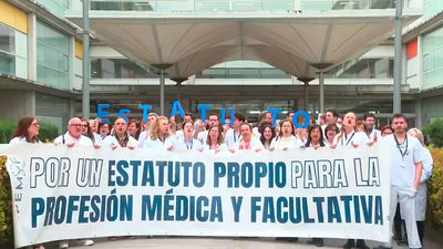 Los médicos se concentran en el Infanta Leonor y exigen un Estatuto propio en el tercer día de huelga