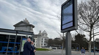 La EMT instala nuevos paneles de información en las paradas de autobús para mejorar la información al usuario