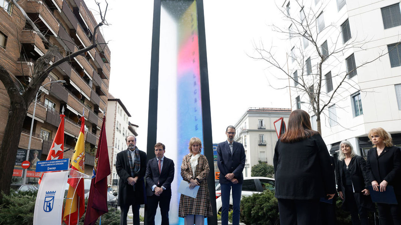Madrid inaugura en Juan Bravo un monumento a los periodistas caídos por la libertad de expresión