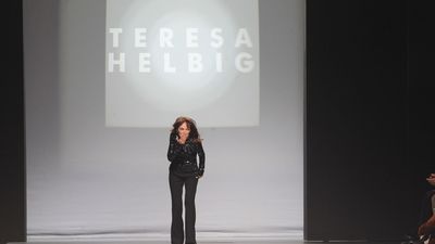 Un  desfile homenaje a Teresa Helbig concluye la primera jornada de la Mercedes Benz Fashion Week