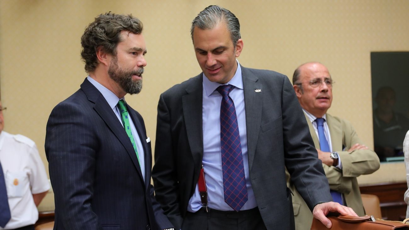 Iván Espinosa de los Monteros (i) y Javier Ortega Smith (d) en el Congreso