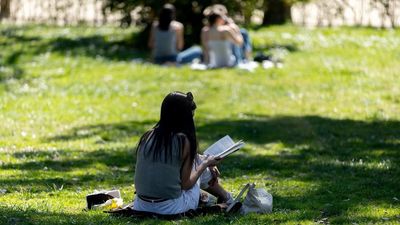 La primavera llega a Madrid con cambio de hora y aviso de la AEMET: más calor, pero con días inestables y lluvias