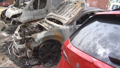 Ocho coches calcinados en un incendio en Fuenlabrada