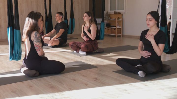 El yoga aéreo llega a San Sebastián de los Reyes: fuerza, equilibrio y flexibilidad suspendidos en el aire