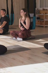 El yoga aéreo llega a San Sebastián de los Reyes: fuerza, equilibrio y flexibilidad suspendidos en el aire