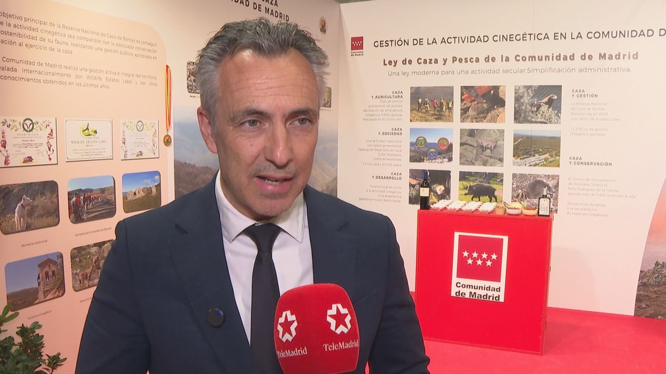 Consejero Carlos Novillo en la feria Cinegética