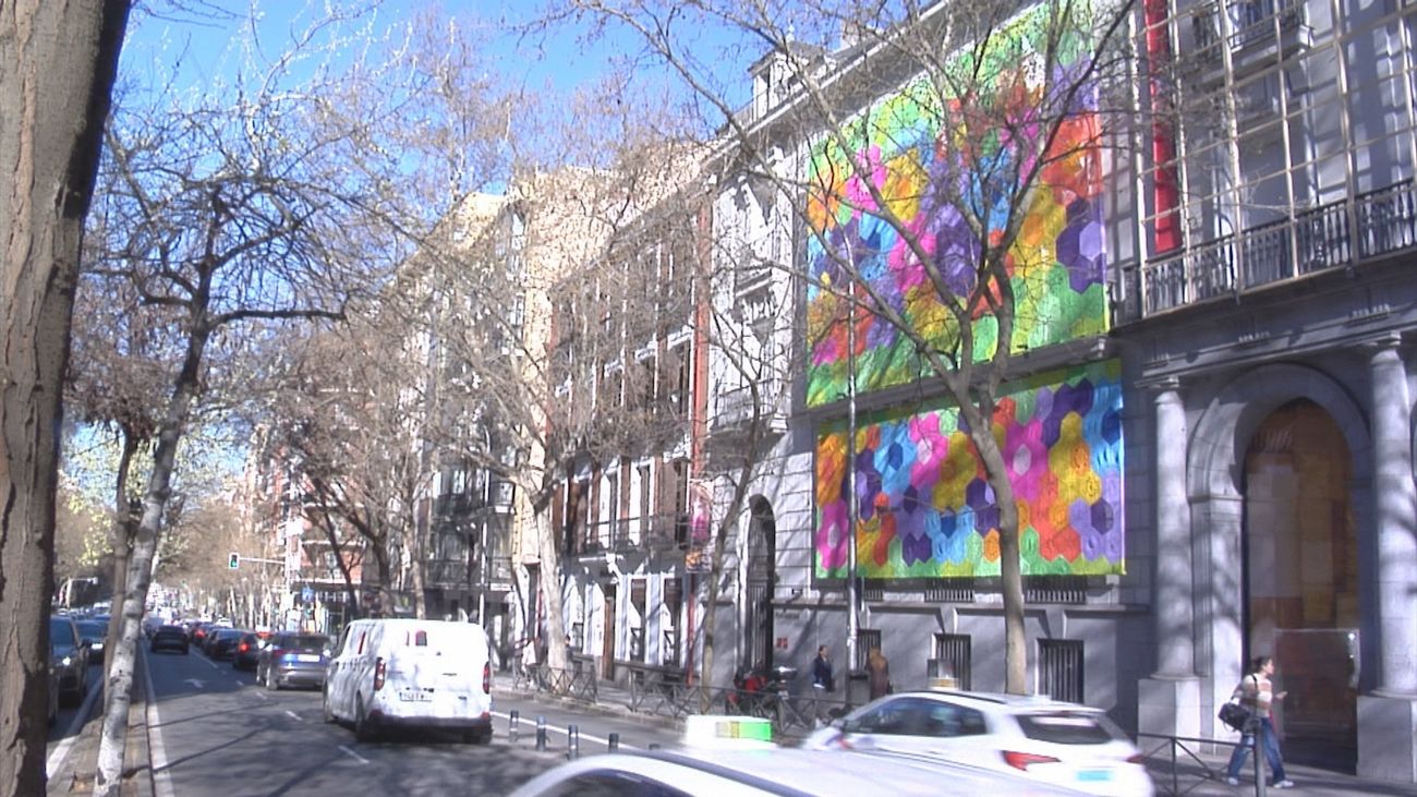 Casa de México florece en primavera: su fachada se cubre con un mural de crochet tejido por 200 artesanas