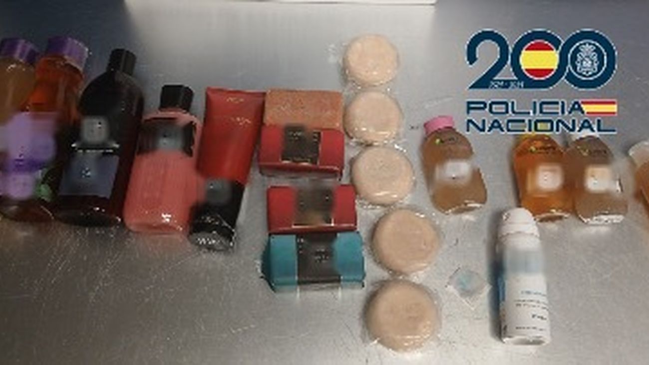 Botes de productos de higiene y jabones que camuflaban 4,5 kilos de cocaína en el aeropuerto de Barajas