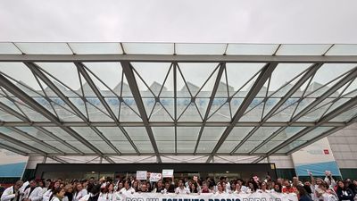 Los médicos llevan al Puerta de Hierro la protesta por su estatuto laboral