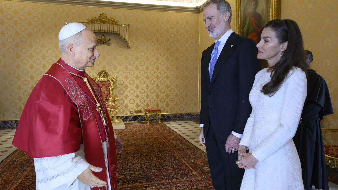Los reyes Felipe VI y Letizia se reúnen con el papa durante casi una hora
