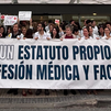 Los médicos llevan al Puerta de Hierro la protesta por su estatuto laboral
