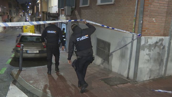 Un policía en prácticas detiene pistola en mano una venganza a machetazos en Tetuán