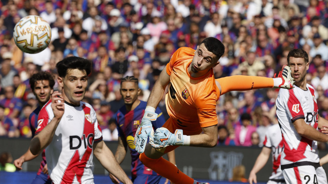Joan García ante varios jugadores del Rayo