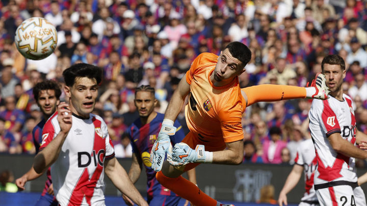 1-0. Joan García evita que el Rayo sume en el Nou Camp