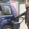 Conductores madrileños aprovechan el primer día de rebaja en los carburantes para llenar el depósito