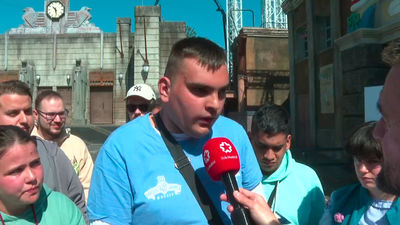 Más de mil personas con autismo y sus familias viven una jornada de diversión en el parque Warner