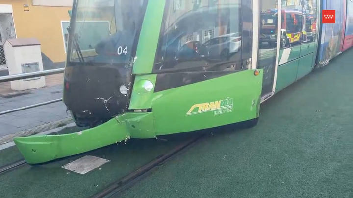 Accidente entre un coche y un tranvía en Parla.