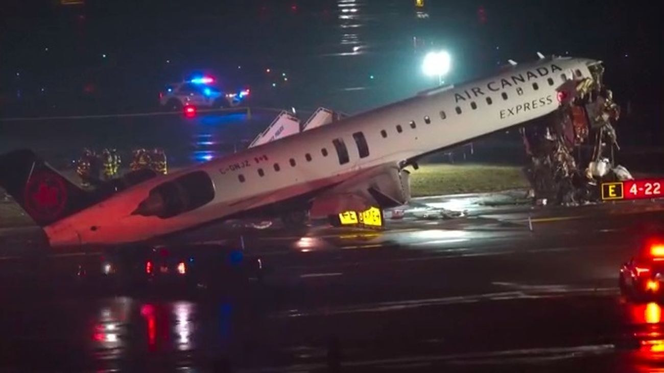 Varios heridos al chocar un avión y un camión de bomberos en el aeropuerto LaGuardia en Nueva York
