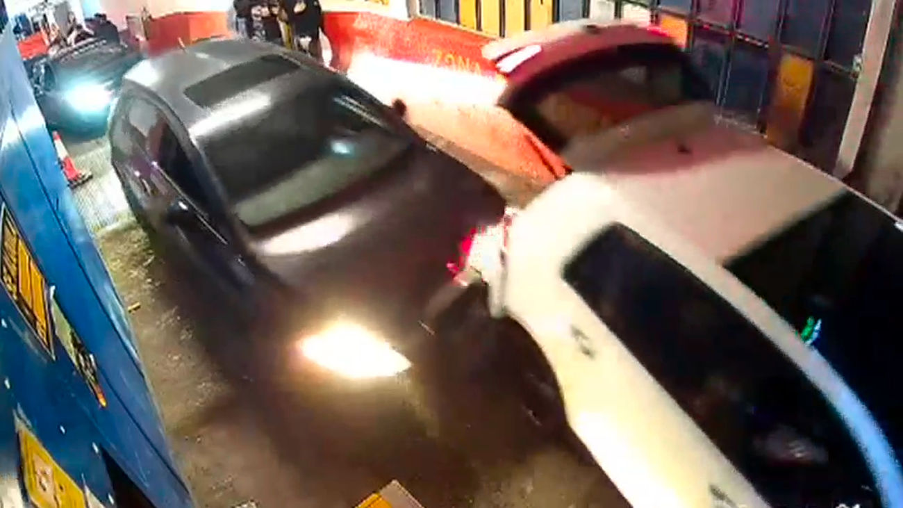 Un coche embiste varios vehículos y acelera para atropellar a un joven en la calle Toledo