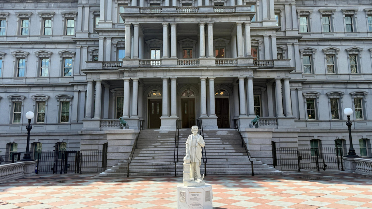 Trump instala una estatua de Cristóbal Colón en la Casa Blanca