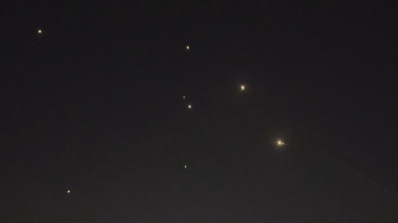 Irán lanza al menos seis andanadas de misiles contra Israel sin causar heridos