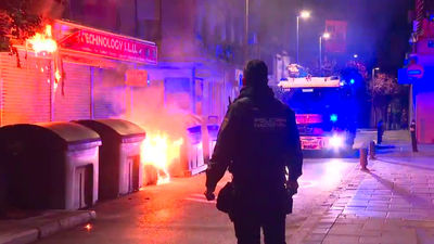 Un detenido por la quema de 5 contenedores en Puente de Vallecas