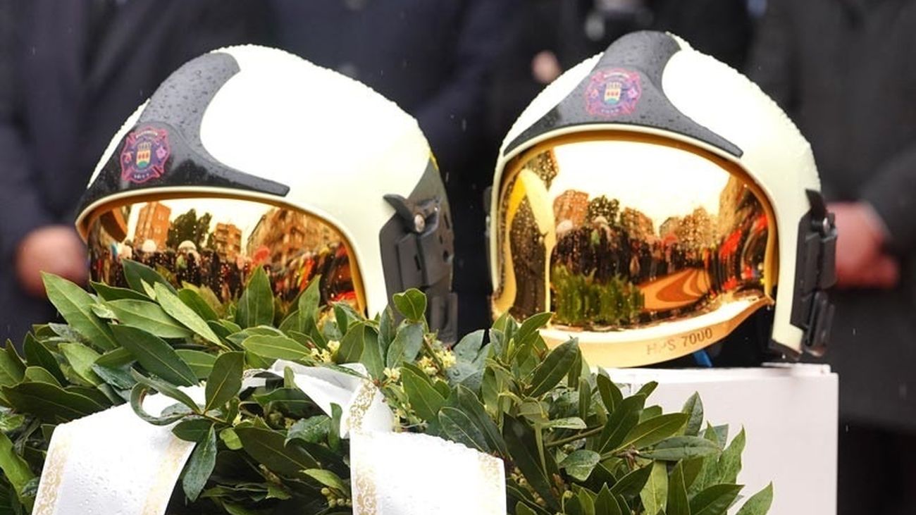 Cascos de los dos bomberos del Ayuntamiento de Alcorcón fallecidos en el incendio de un garaje en abril de 2025