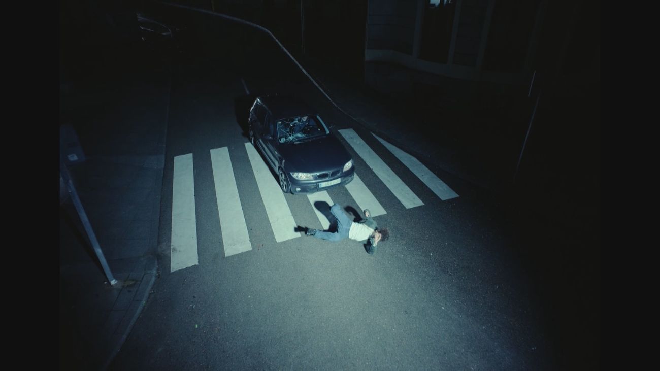 La DGT lanza su campaña de Semana Santa centrada en los peatones que cruzan la calle mirando el móvil