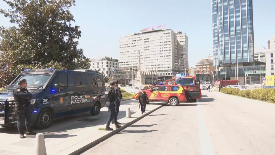 Gran columna de humo en Madrid por un incendio en el restaurante Papúa de Colón