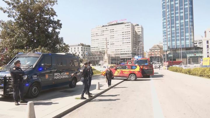 Gran columna de humo en Madrid por un incendio en el restaurante Papúa de Colón