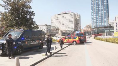 Gran columna de humo en Madrid por un incendio en el restaurante Papúa de Colón