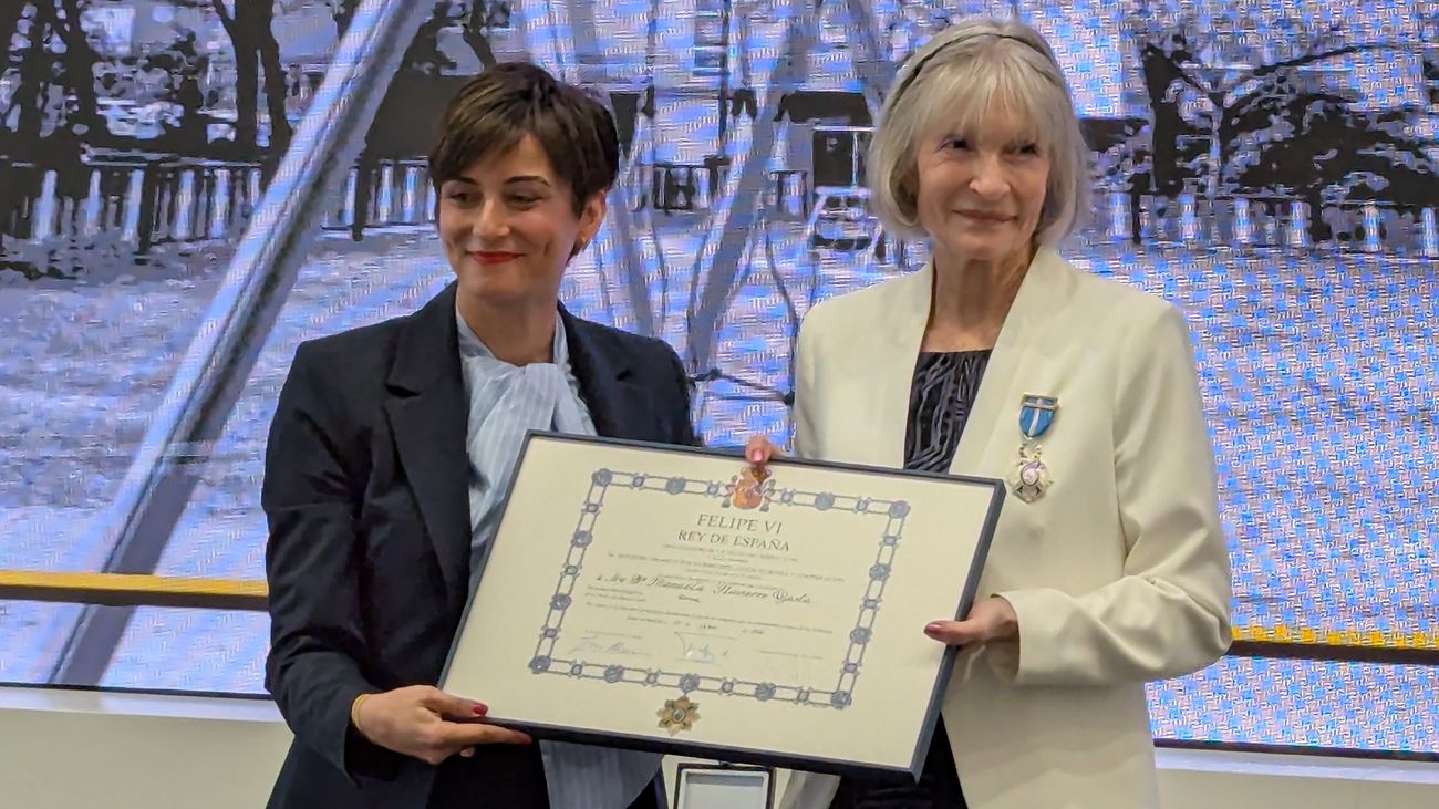 La ministra Isabel Rodríguez entrega a Manuela Navarro (dcha), vecina de Orcasitas, la Cruz de la Orden del Mérito Civil