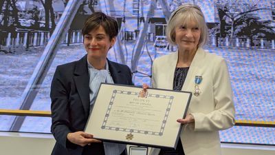 Manuela Navarro, vecina de Orcasitas, recibe la Cruz de la Orden del Mérito Civil