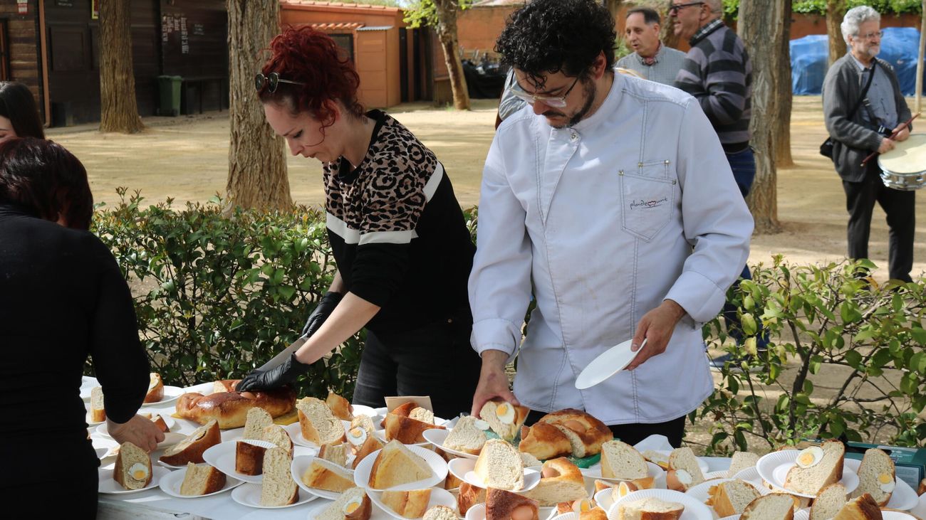 Reparto  del Hornazo Alcalaíno del lunes de Pascua