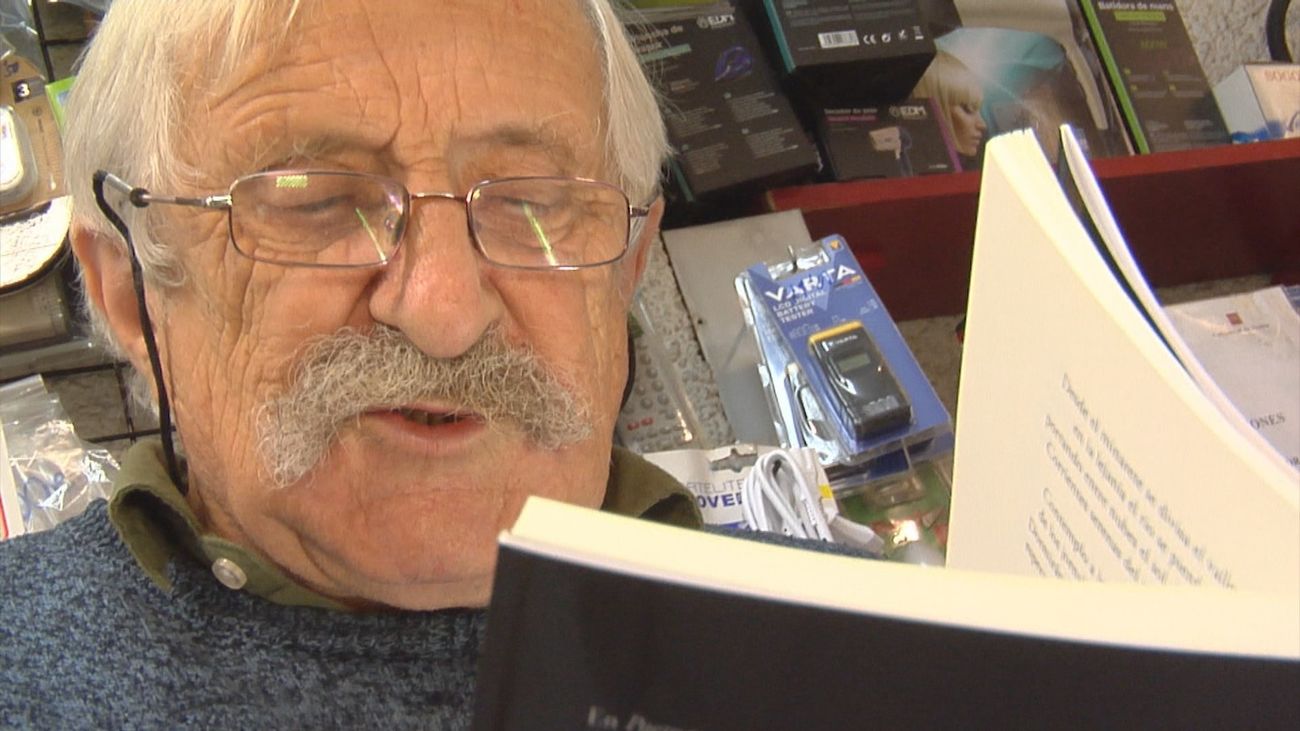 Germán, el tendero de Chamartín que lleva 40 años vendiendo luz y versos a partes iguales