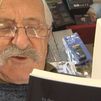 Germán, el tendero de Chamartín que lleva 40 años vendiendo luz y versos a partes iguales