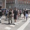 Gente cruzando un paso de cebra con semáforo en Madrid