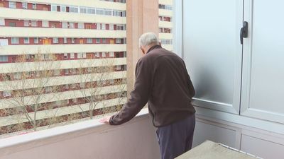 Así vivieron los vecinos de Ciudad Lineal el rescate de una mujer atrapada en el incendio de su vivienda:  "Iba a explotar todo"