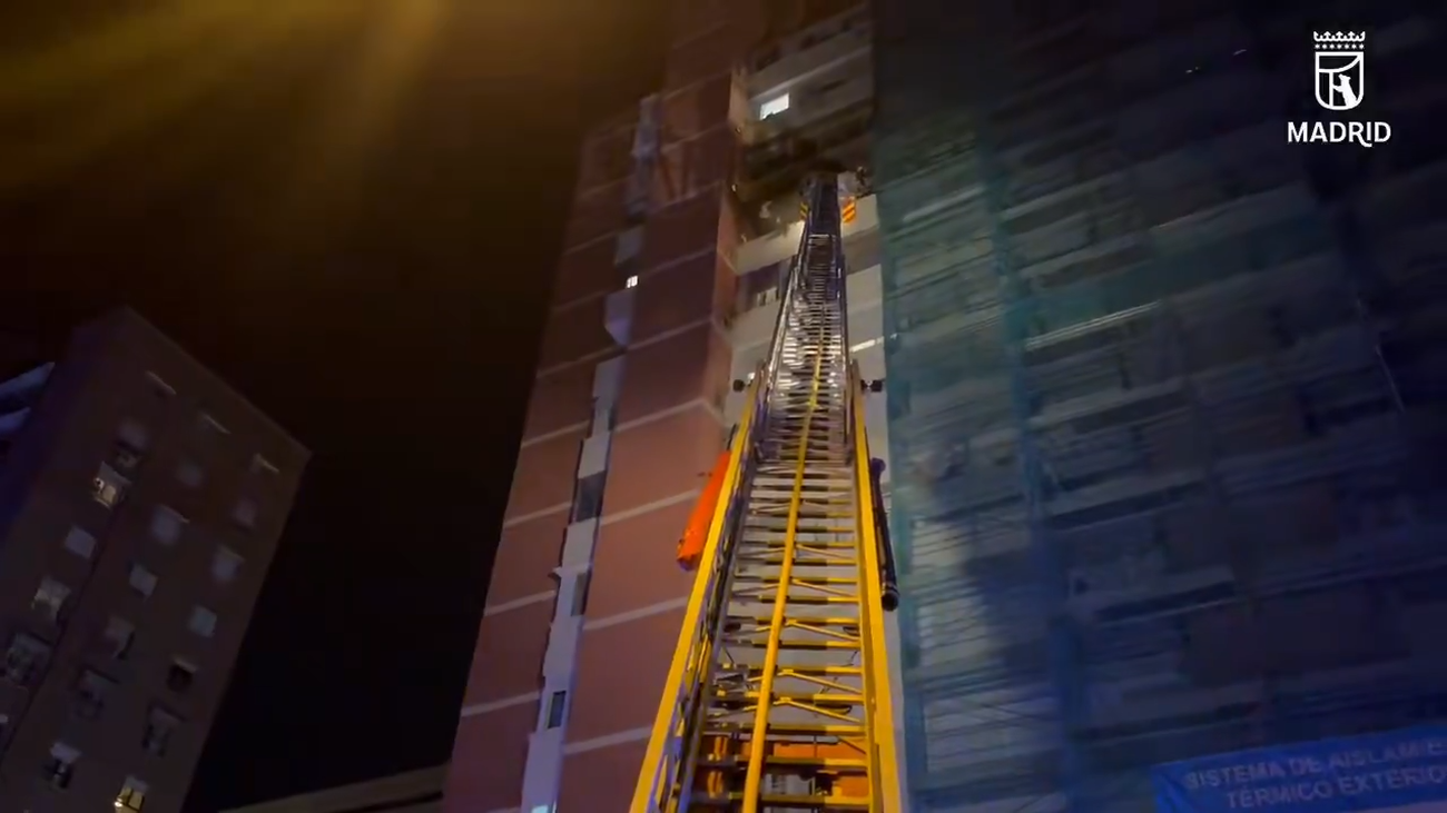 Los bomberos rescatan a una mujer de 80 años de un incendio en su piso de Ciudad Lineal