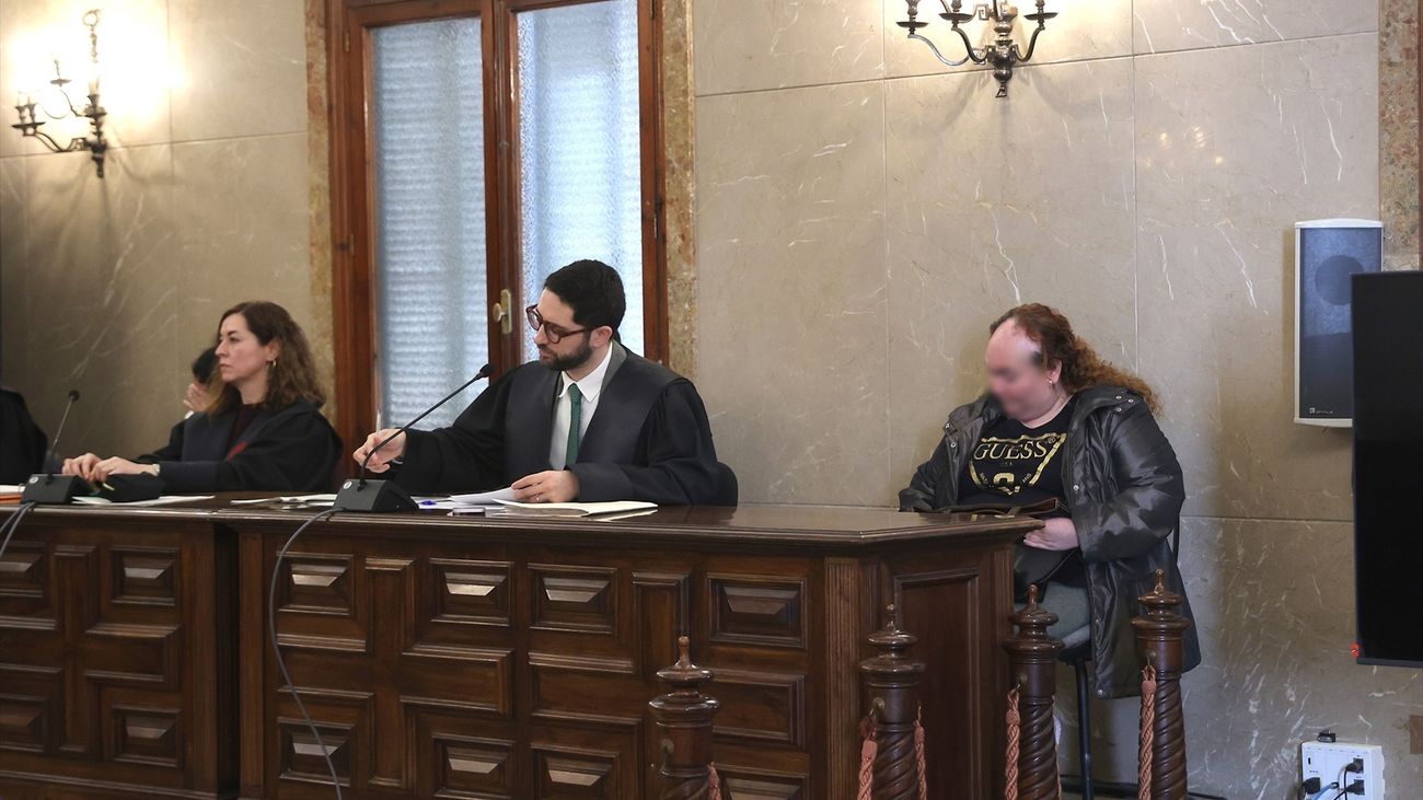 La principal acusada por tirar a su bebé a la basura en Mallorca, junto a su abogado