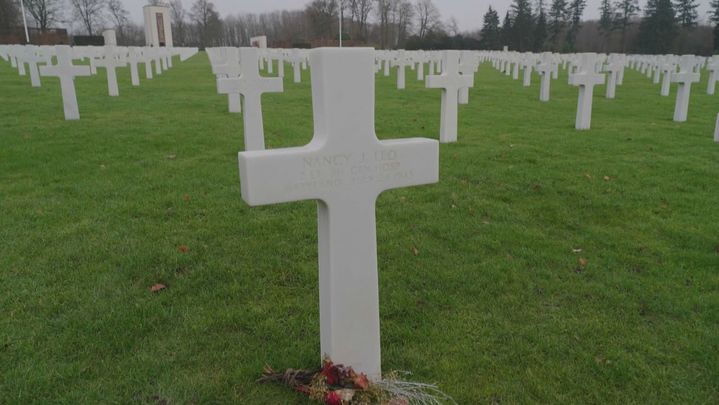 Tumba de la única mujer en el cementerio de Luxemburgo / REDACCIÓN